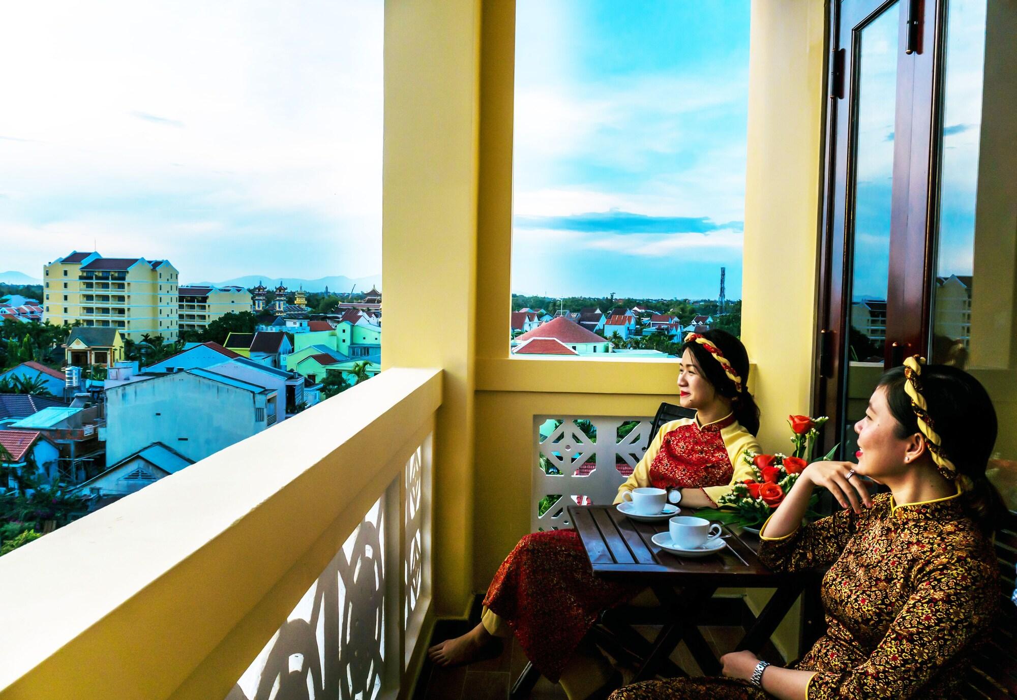 Không gian được thiết kế nhẹ nhàng, kết hợp nét hoài cổ của Hội An với sự tiện nghi, tạo cảm giác gần gũi trong suốt kỳ nghỉ.